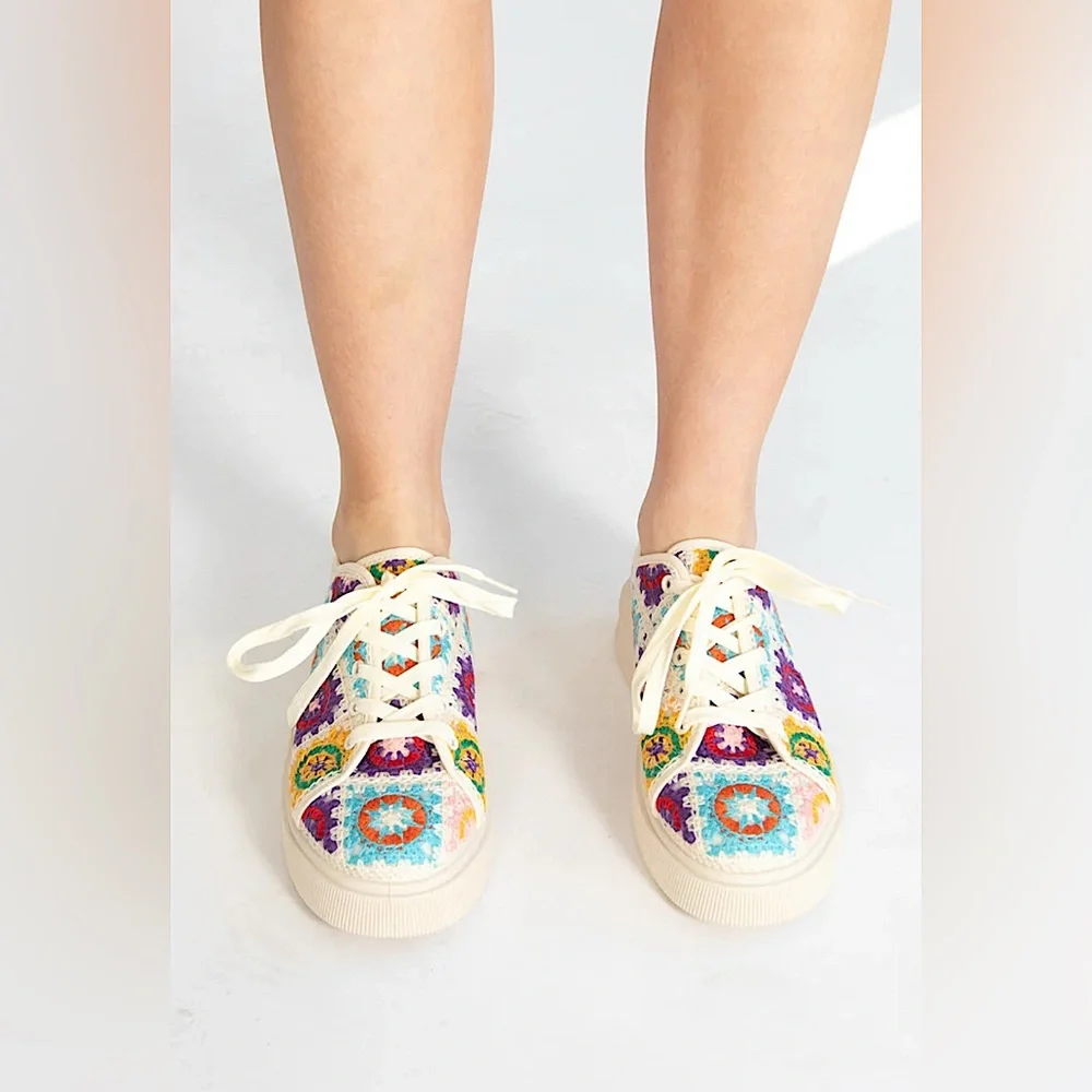 MATA WOMENS MULTI-COLOR CROCHET PATTERNED PLATFORM SNEAKERS SIZE 8 LIKE NEW